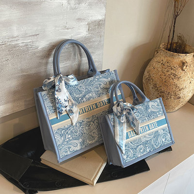 菇八八手提大学生上课通勤托特包