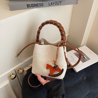 超火小众设计包包女2025新款时尚百搭斜挎包精致手提水桶包小拎包