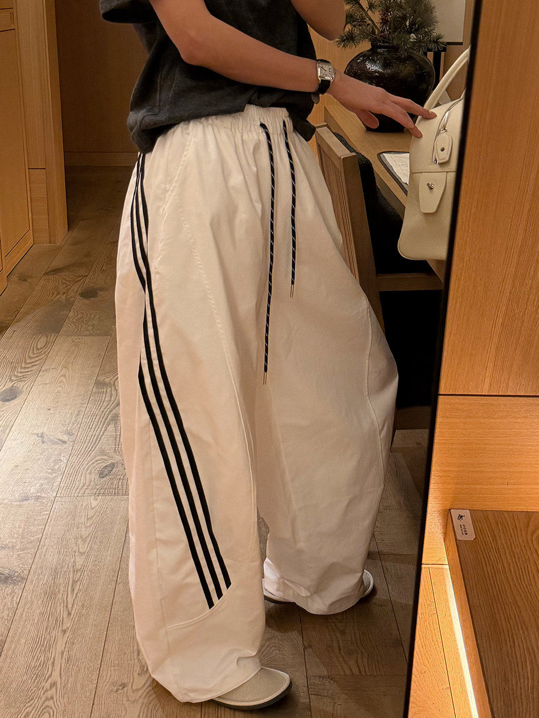 欧洲站2026春季新款休闲风三条杠阔腿裤女抽绳宽松运动裤百搭弯刀