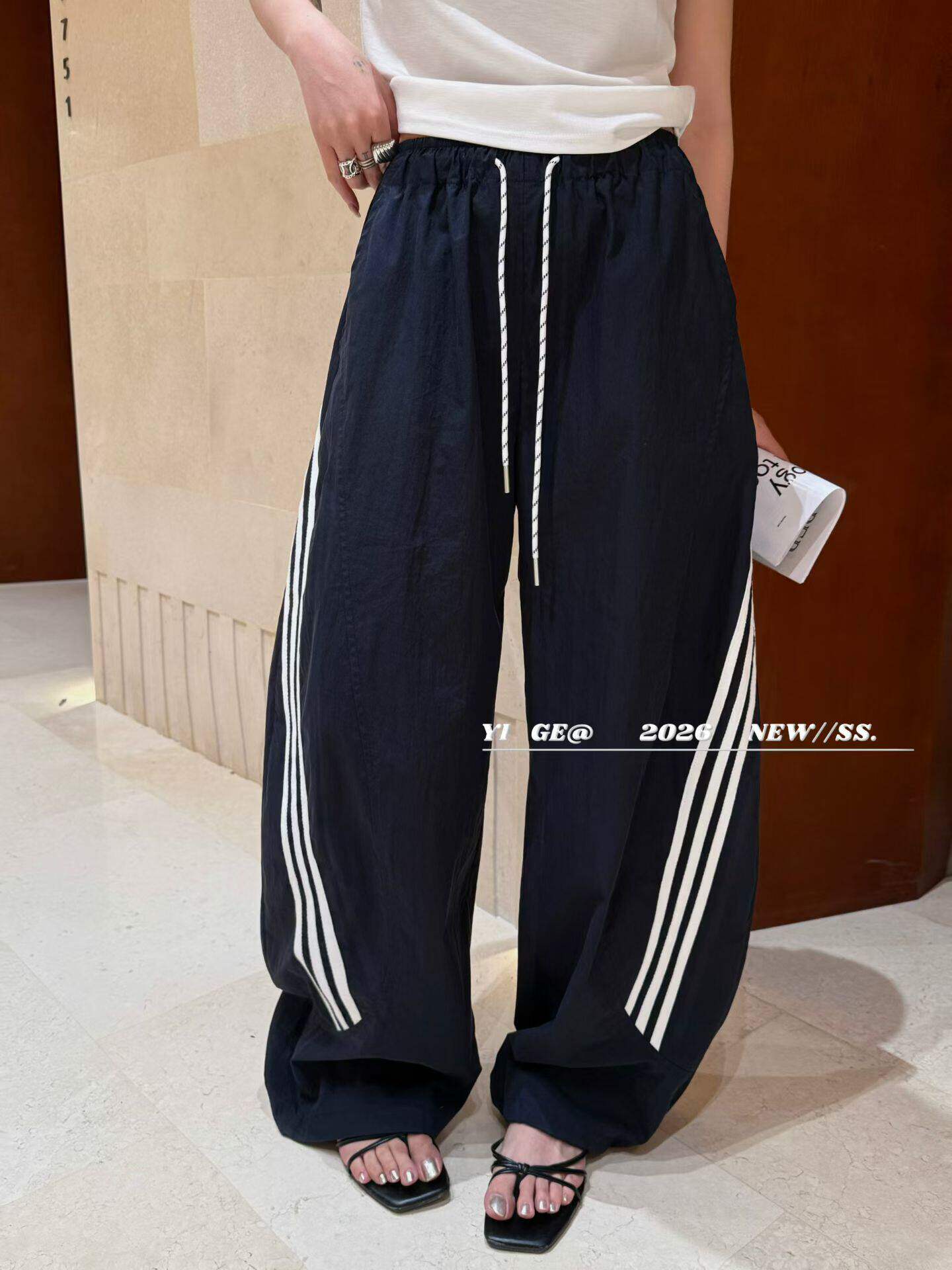 欧洲站2026夏季新款休闲风三条杠阔腿裤女抽绳宽松速干百搭弯刀裤