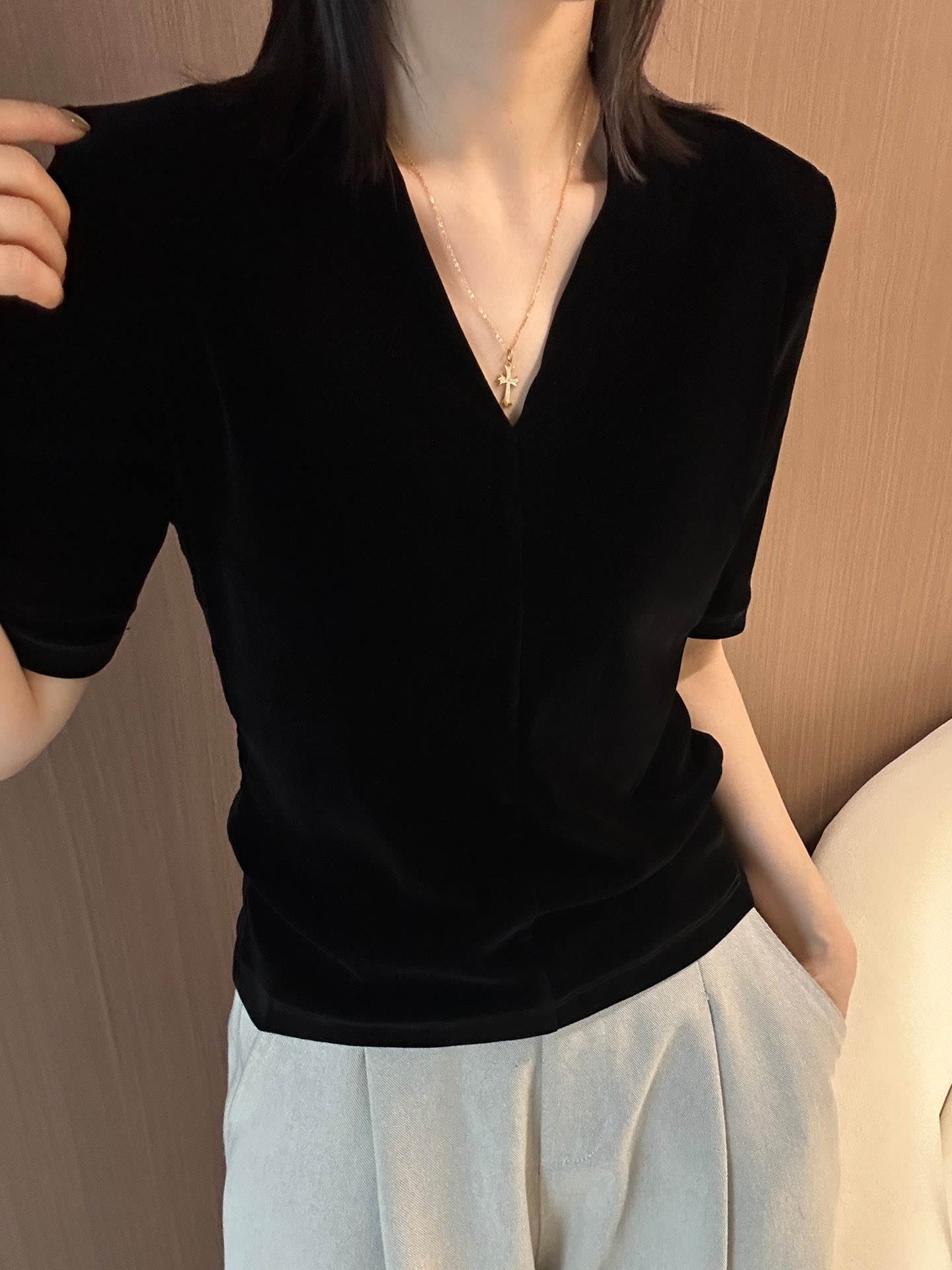 纯色气质显瘦丝绒V领中袖T恤女2026秋季新款韩版时尚百搭打底上衣