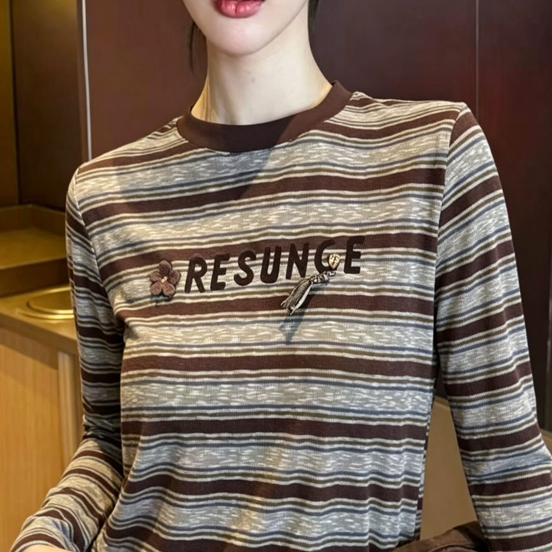复古条纹长袖T恤女2026秋季宽松显瘦植绒字母印花潮咖色上衣小衫