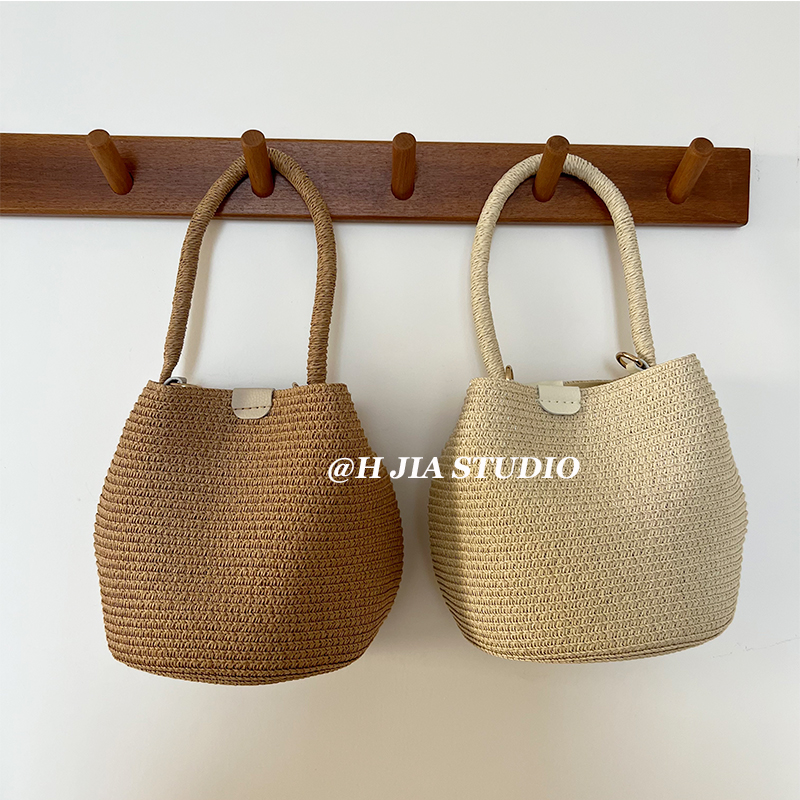 度假出游草编包包女夏季2025新款单肩手提水桶包斜跨沙滩藤编草包