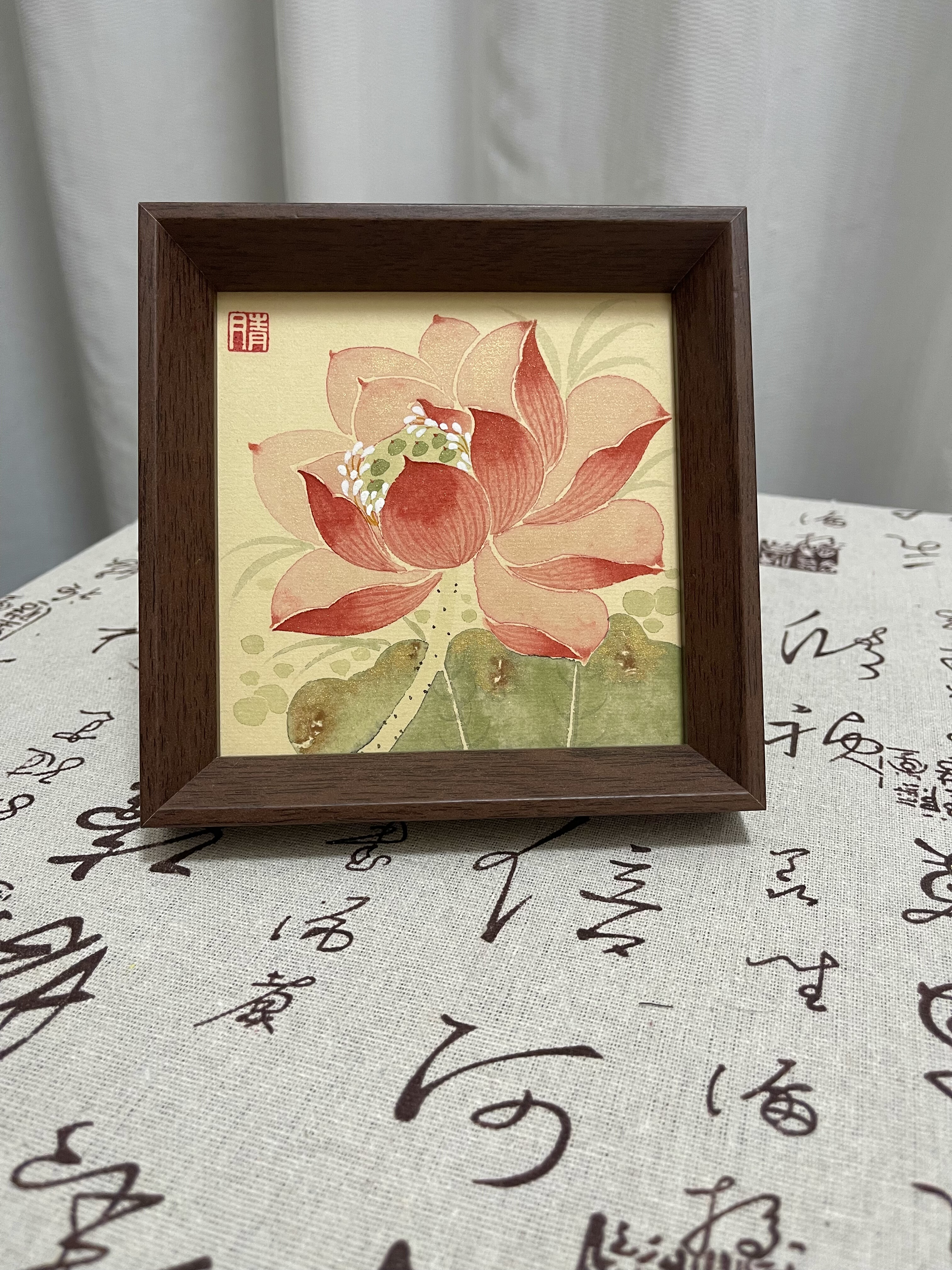 手绘国画原创荷花图桌面摆台国风装饰画金粉画荷花图纯手绘作品图片