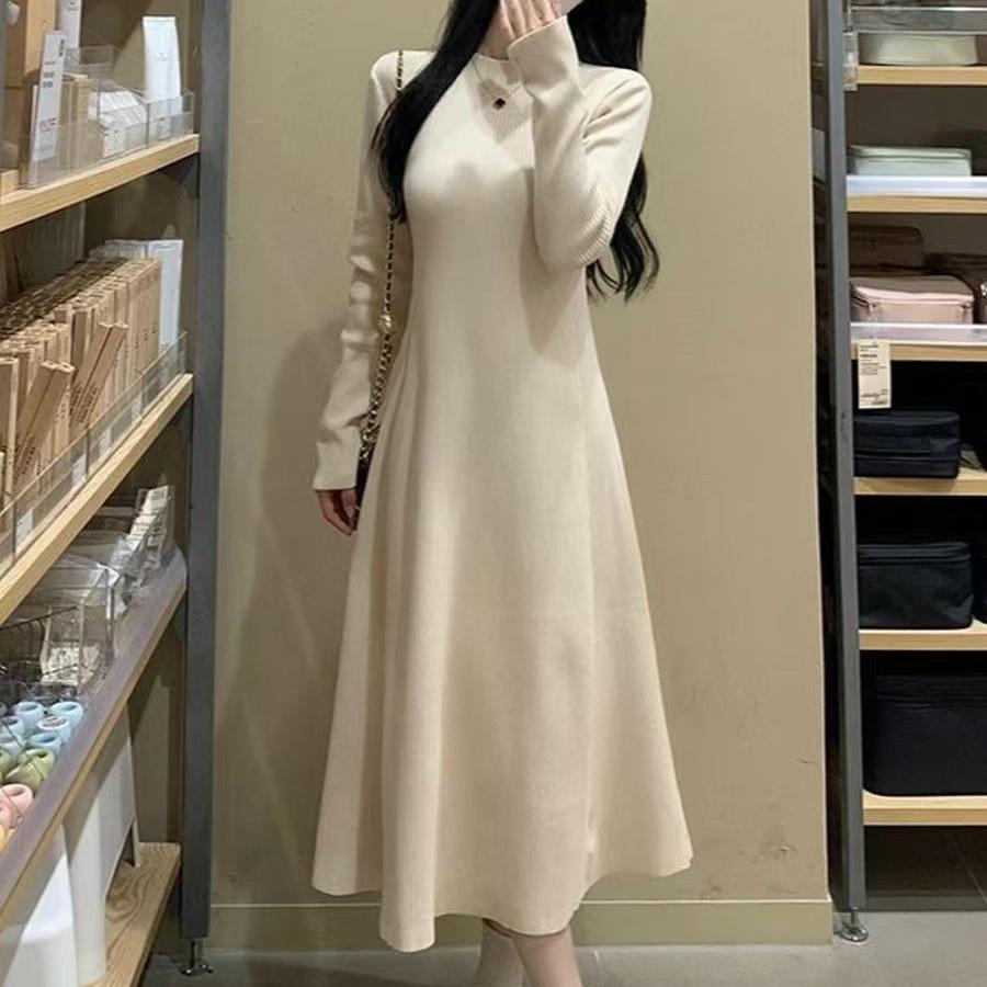 半高领杏色针织连衣裙打底毛衣