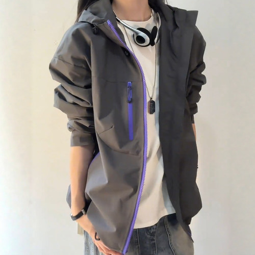 浅灰色软壳徒步登山冲锋衣