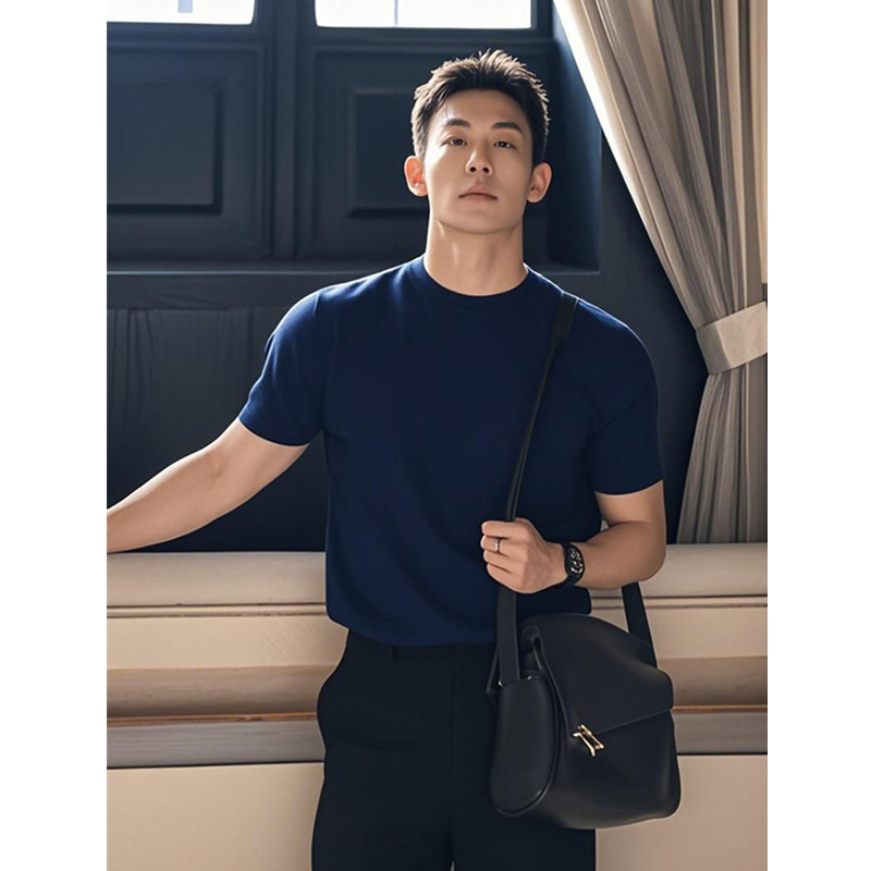 成熟稳重男装收袖口T恤