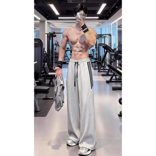 白灰色美式健身裤子男春秋垂感直筒训练运动裤三条杠斜切弯刀卫裤