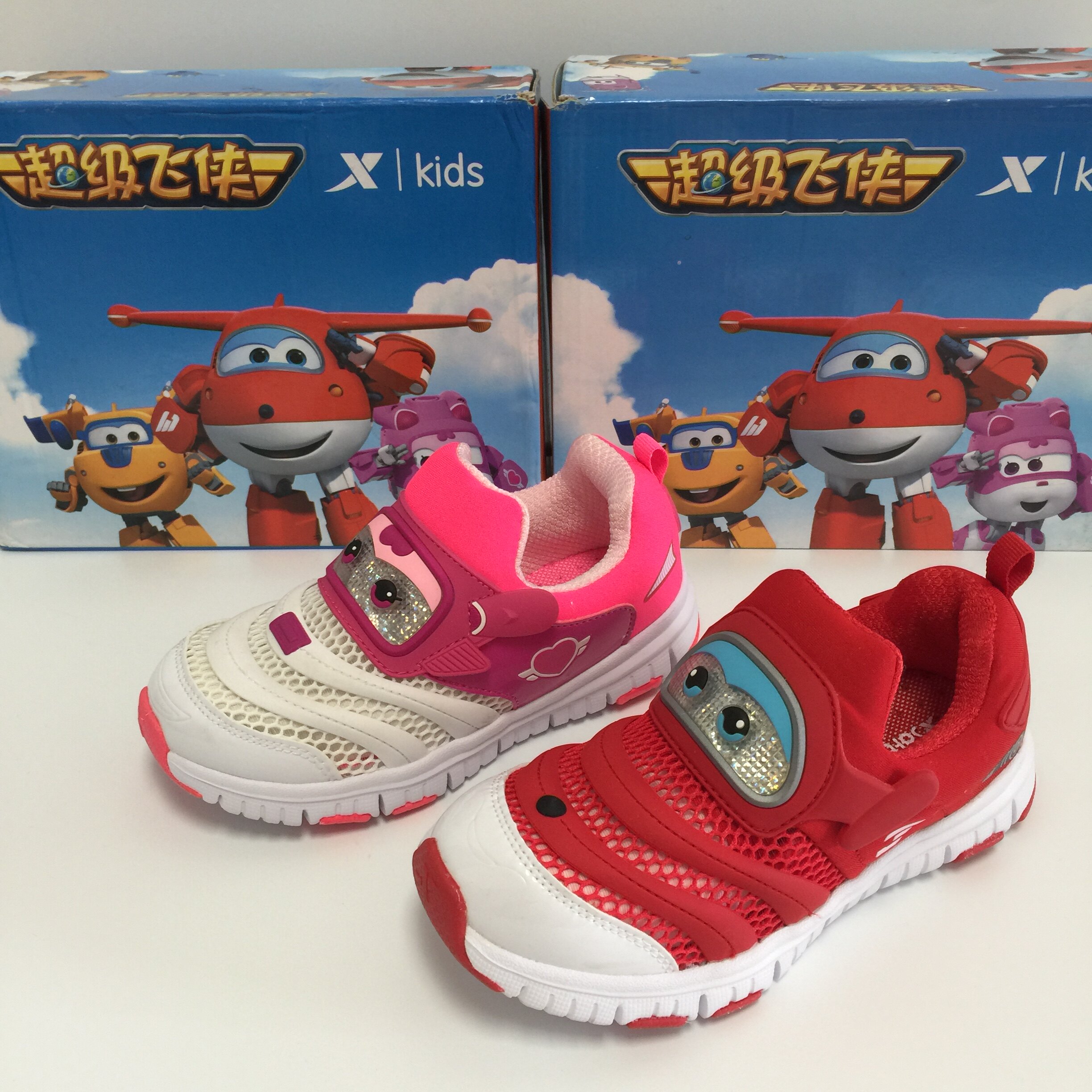 特步儿童鞋卡通超级飞侠镂空毛毛虫闪灯鞋宝宝透气轻便舒适跑步鞋