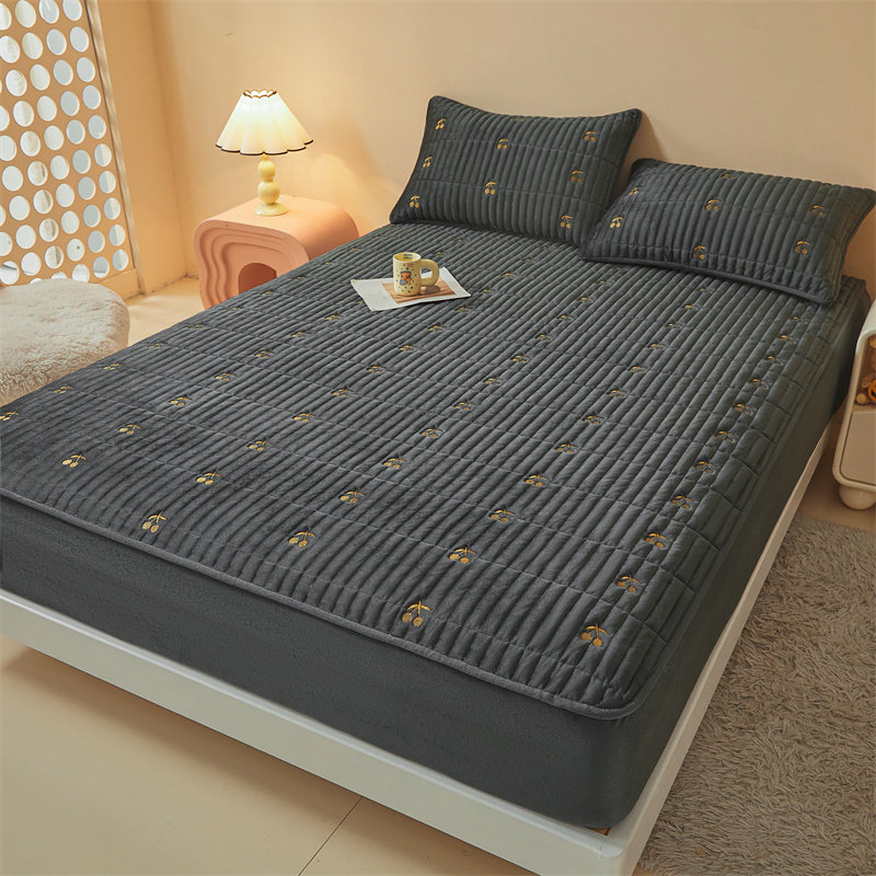 秋冬款加厚水晶绒床笠高端刺绣保暖婴儿牛奶绒夹棉床罩防滑床垫套