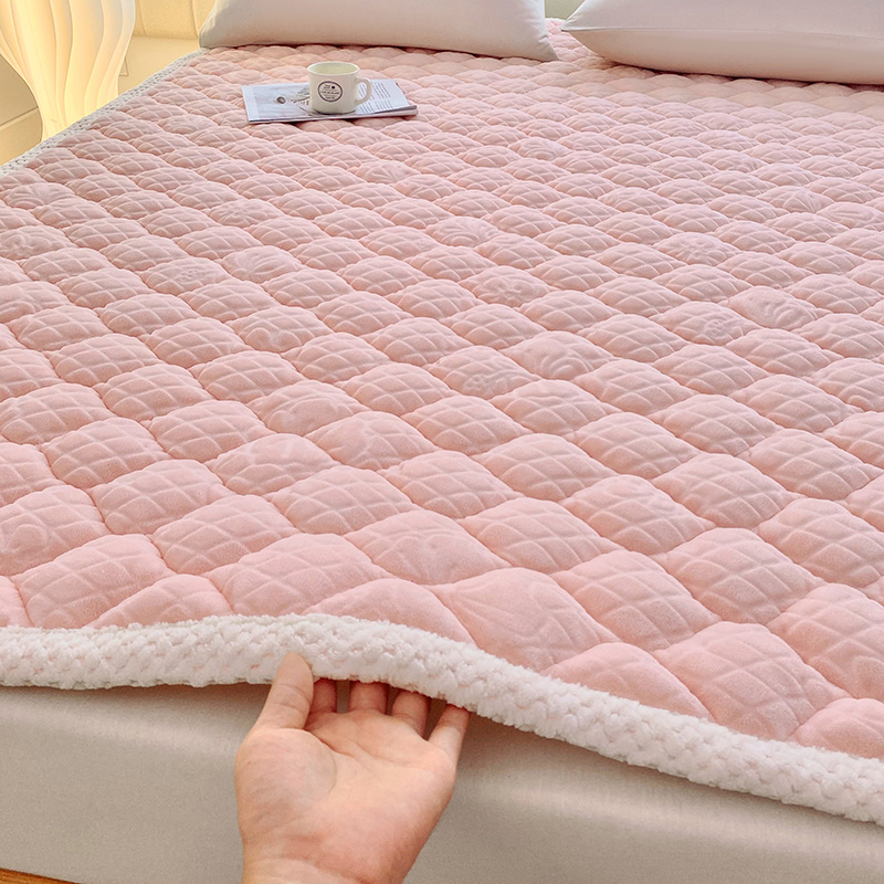 A类雕花牛奶绒床垫保暖加厚可洗