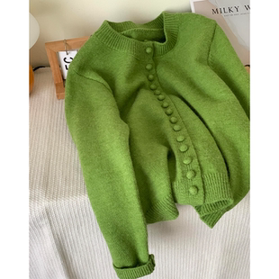 现货】一穿一个不吱声！2026早春绿色包扣圆领针织开衫马海毛毛衣
