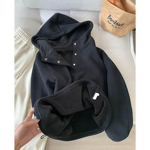 黑色加绒连帽三粒扣半开襟长袖卫衣女冬季加厚保暖叠穿宽松小外套