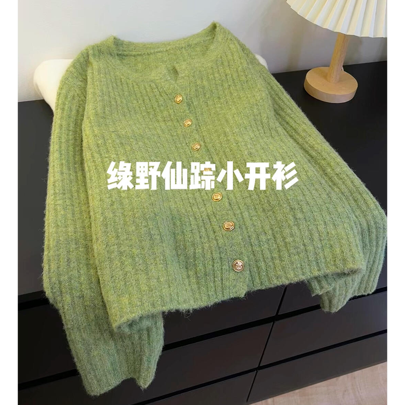 绿色金扣V领针织开衫马海毛毛衣