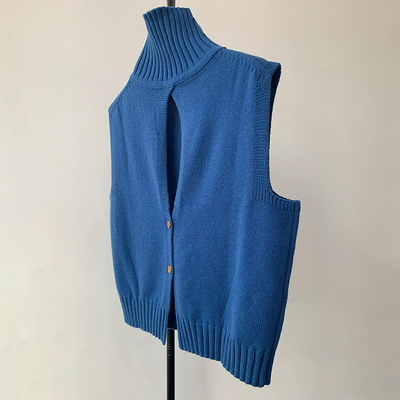 蓝高领后背开叉两粒扣针织马甲女