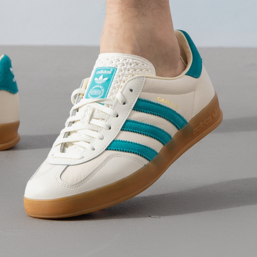 adidas舒适防滑耐磨板鞋