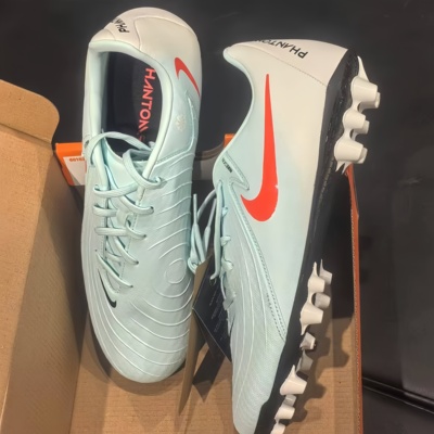 Nike减震耐磨人造草坪足球鞋