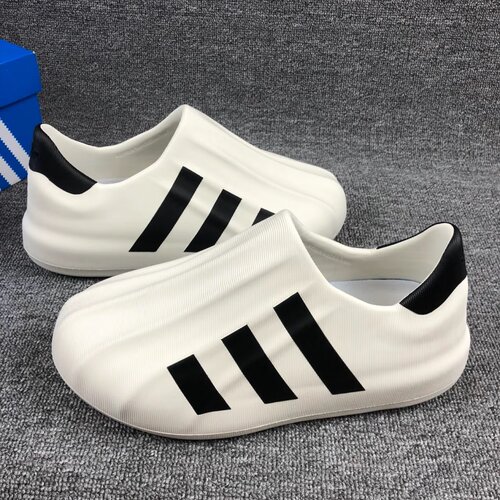 Adidas脚蹬运动休闲板鞋