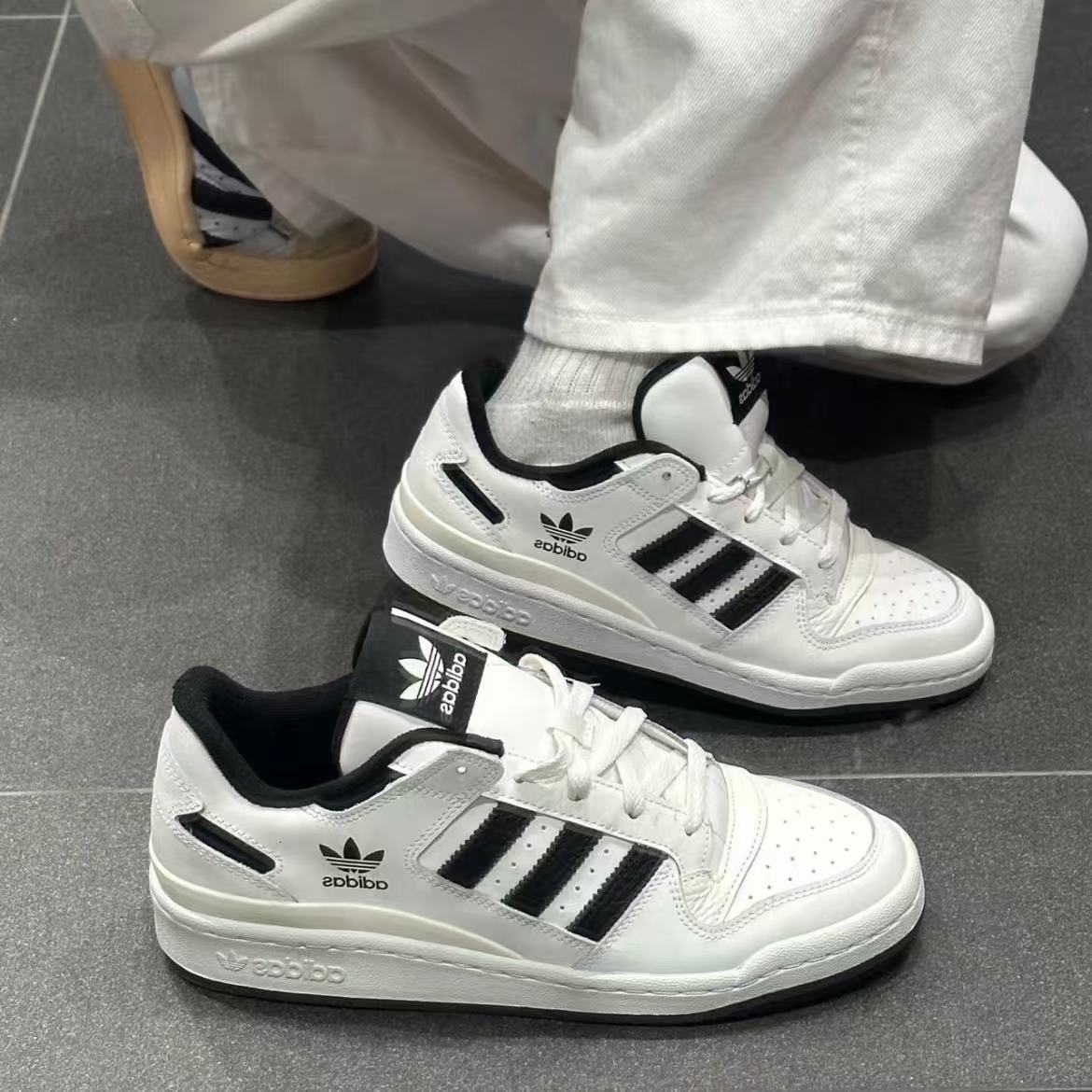 adidas复古魔术贴休闲板鞋图片