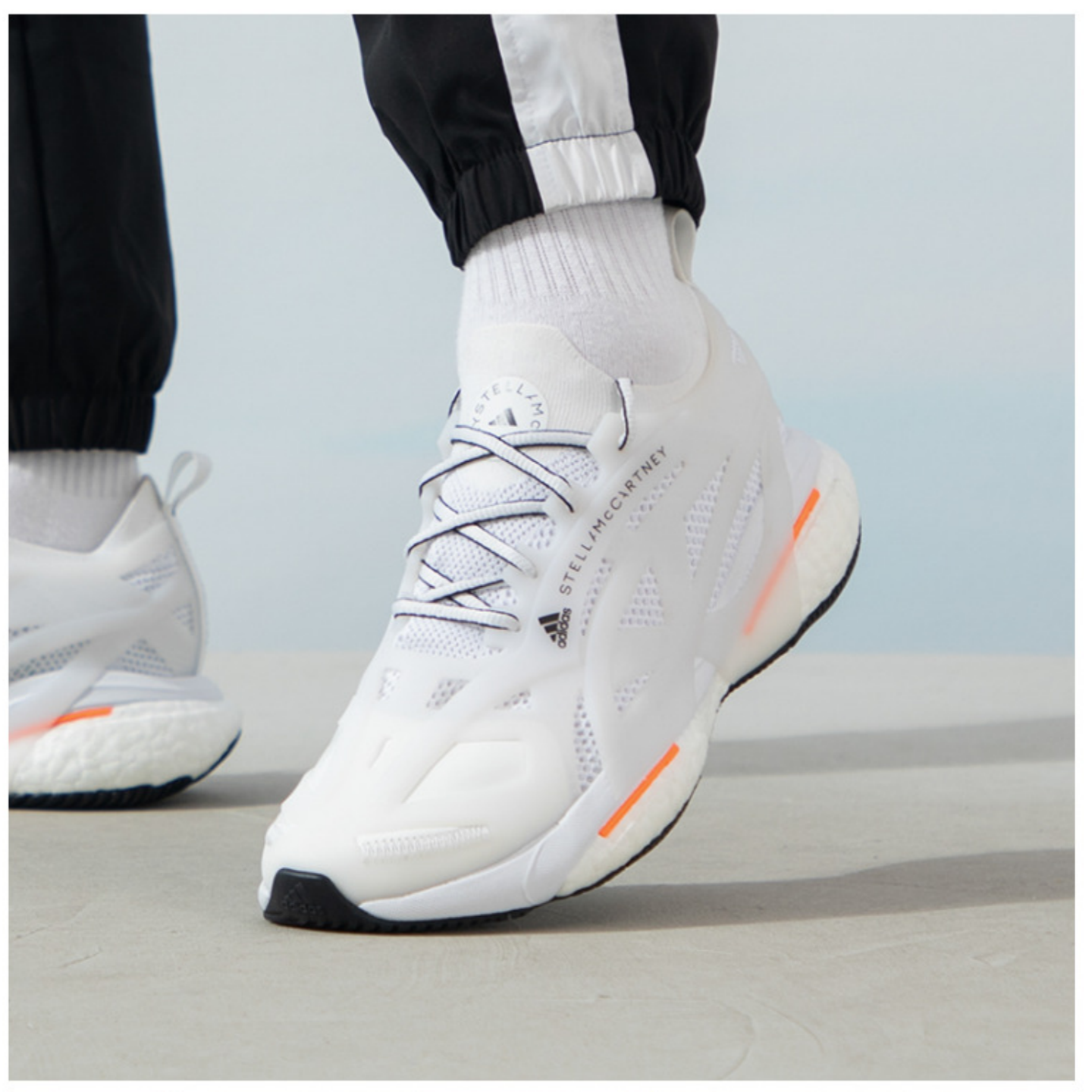 adidas舒适轻便织物跑步鞋