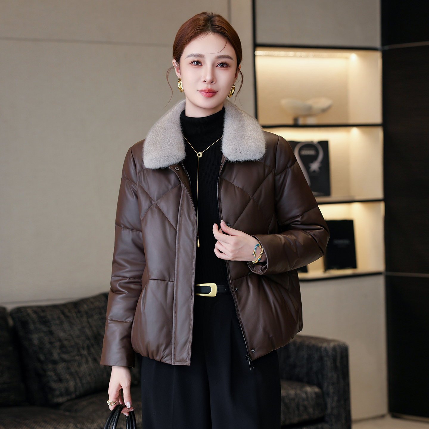 高端海宁真皮羽绒服女2025新款冬水貂毛领短款绵羊皮皮衣妈妈外套