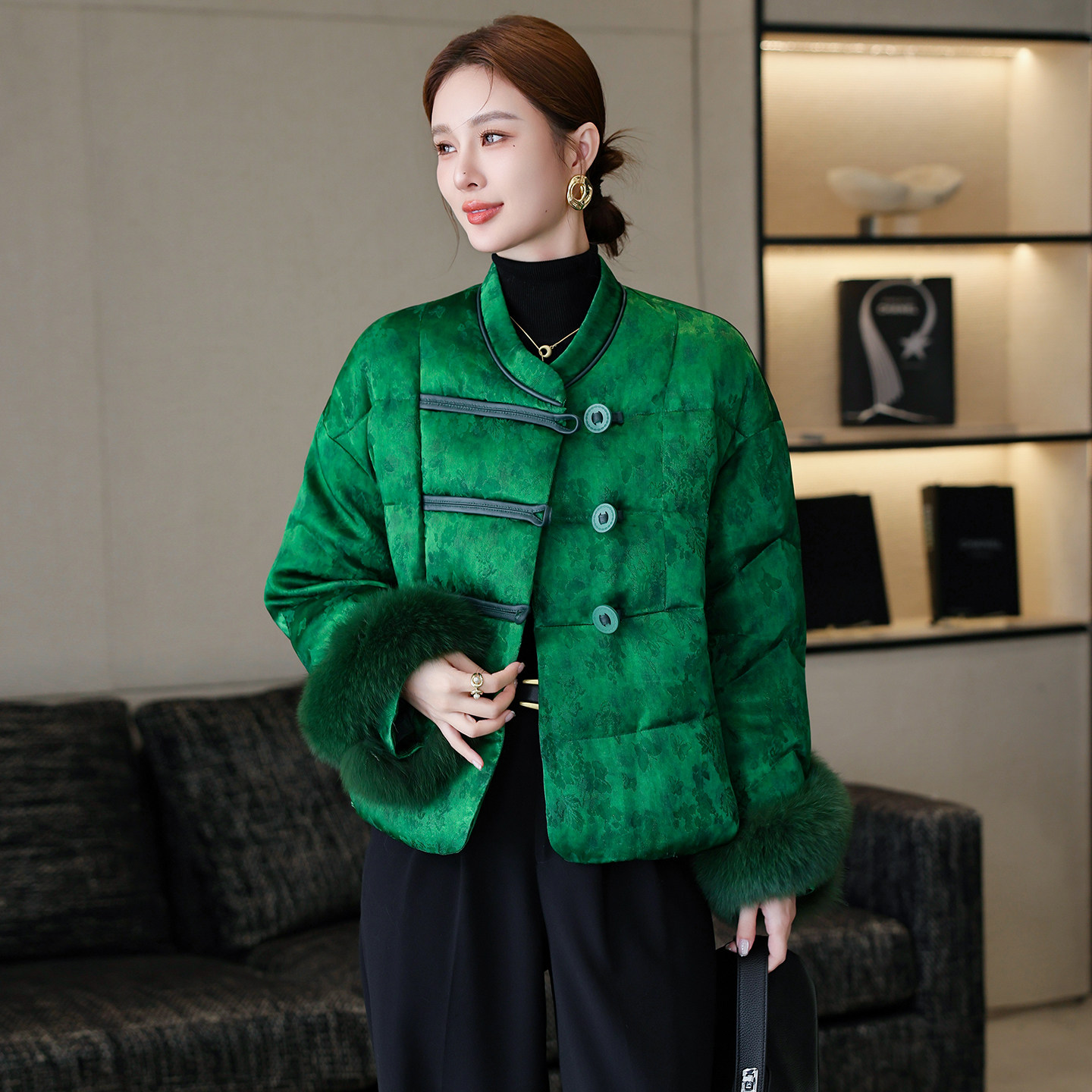 高端白鹅绒皮草女2025新款冬中式国风宽松盘扣短款羽绒服大衣外套