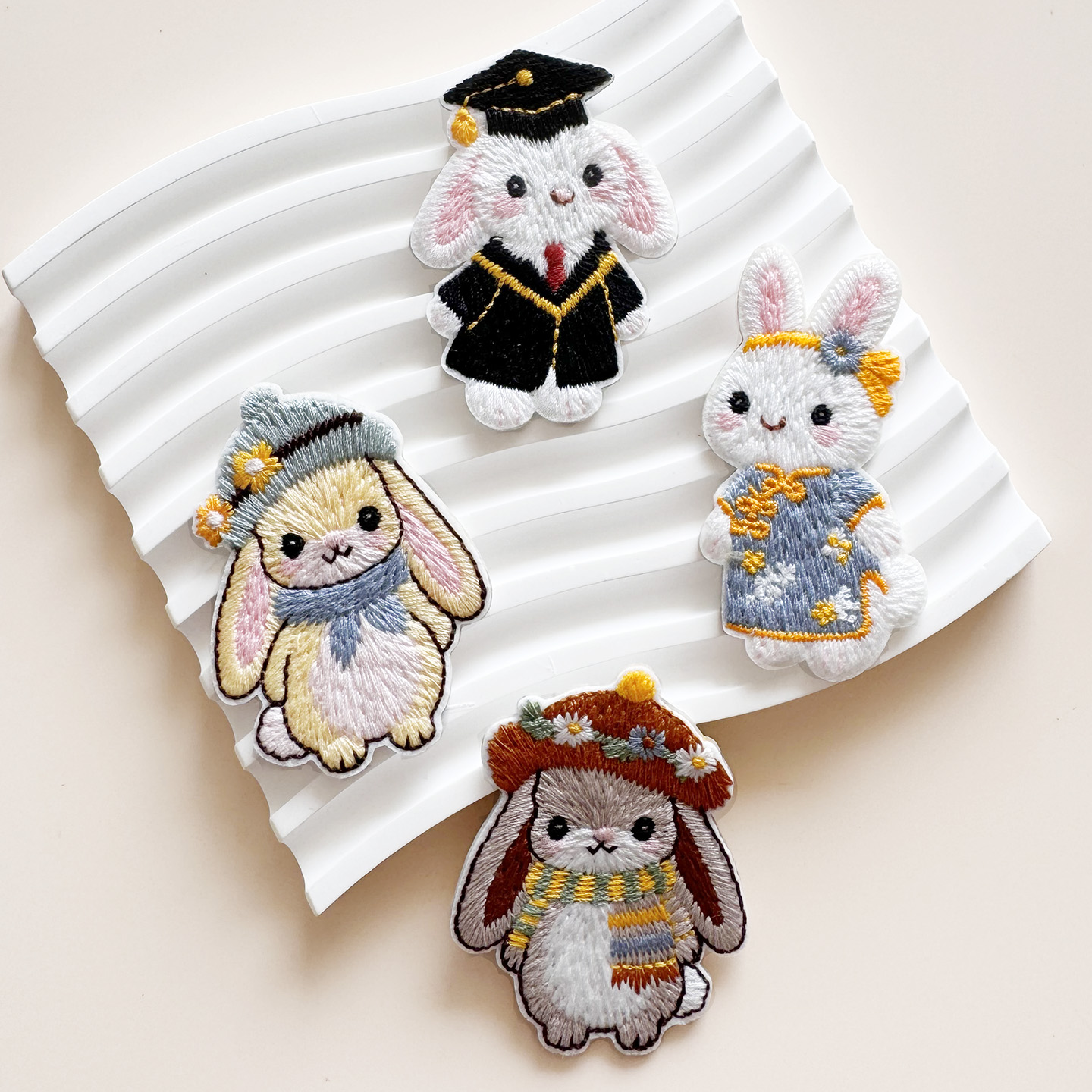 卡通兔子刺绣布贴羽绒服