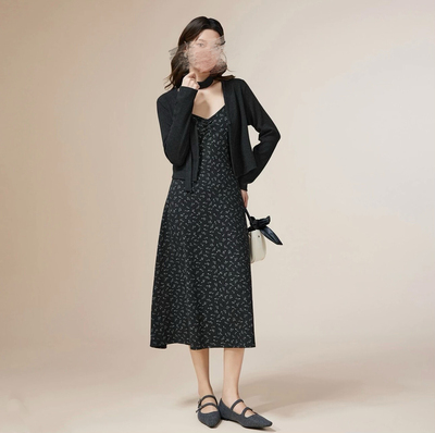 2.13IYF 春季深灰色针织开衫+黑色碎花吊带裙