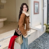牛角扣麂皮绒刺绣皮毛一体羊羔毛外套2C119-2570-P210-K315，女装皮草，2C119