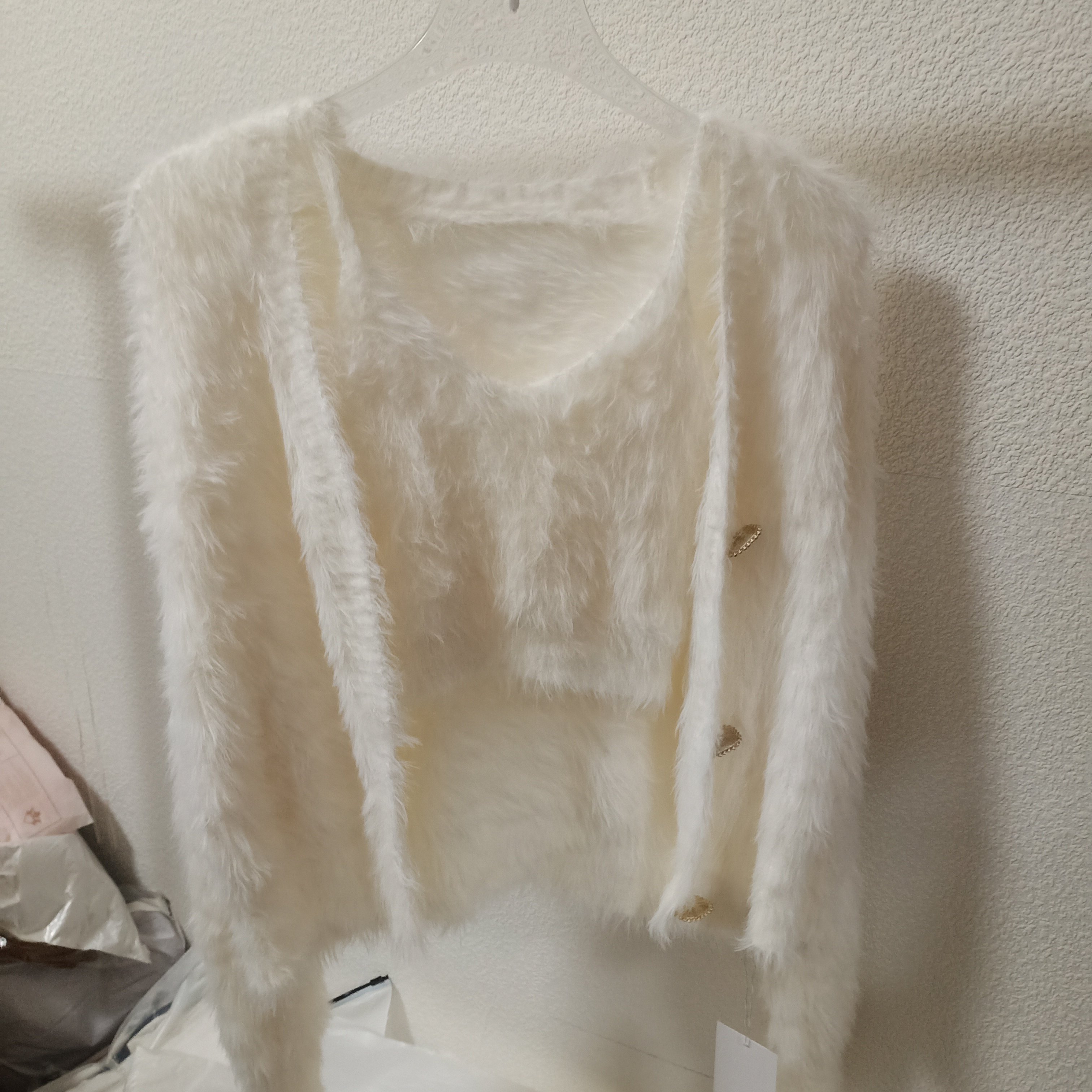 2026年软糯毛绒绒外搭开衫+超短款V领吊带背心内搭短款两件套上衣