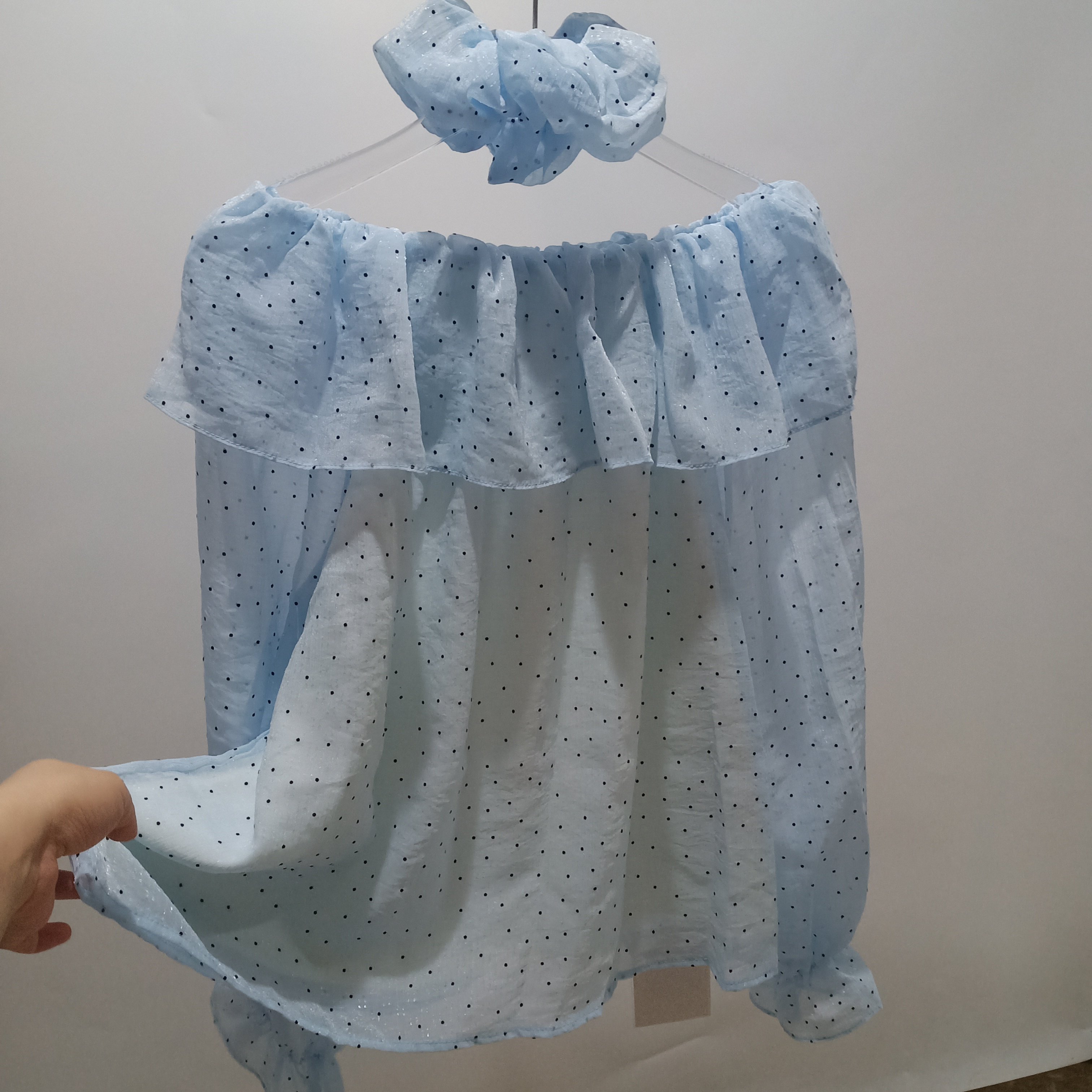 2026春季新款一字肩小波点衬衫女荷叶边带发圈宽松遮肉洋气上衣潮