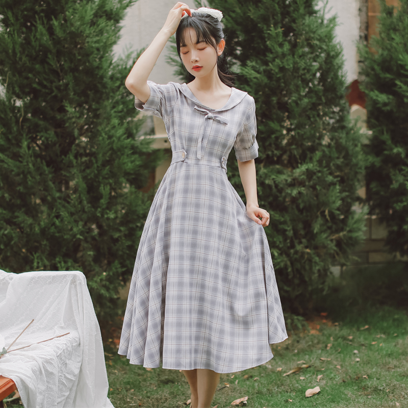 There is a big video picture of the art RETRO Plaid doll collar dress