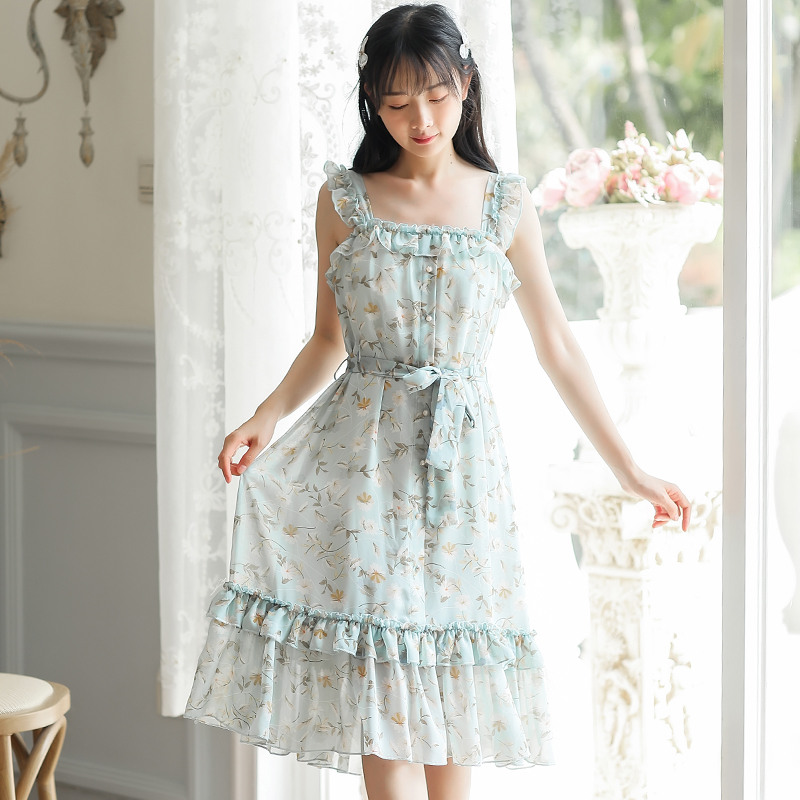 There's a big video photo of 2021 gentle little fresh floral suspender skirt