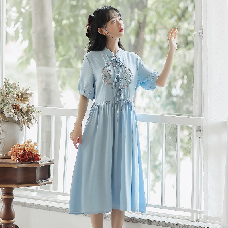 There is a big video picture of the art RETRO embroidery stand collar dress