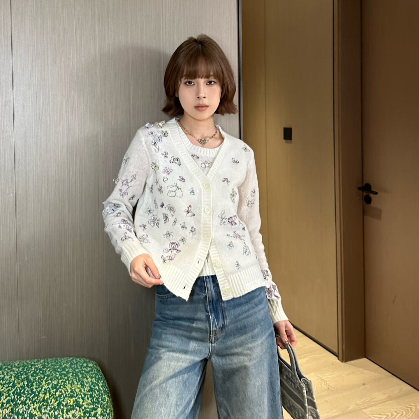 南油微透甜美少女风重工蝴蝶刺绣V领长袖针织开衫女白色毛衣外套