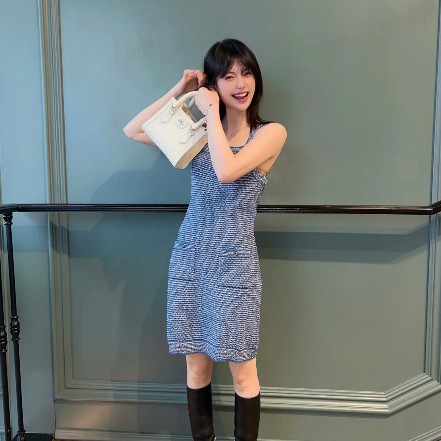 25春秋连衣裙女中长款蓝白细条纹显瘦减龄质感高级口袋吊带背心裙