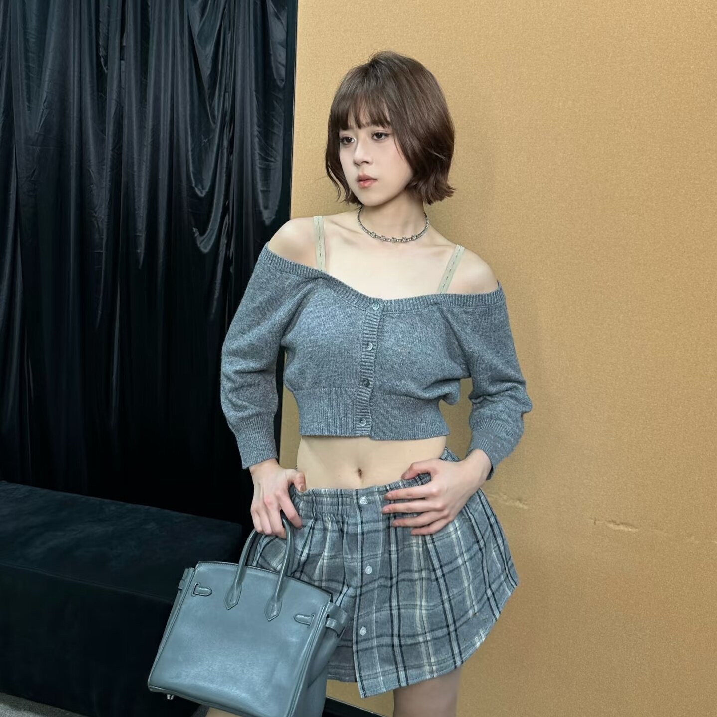 南油绵羊毛开衫女早春性感一字肩针织衫短款露肩修身纽扣毛衣外套