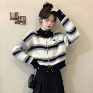 日版短款开衫毛衣女2026秋冬新款加厚条纹水貂绒拉链针织上衣