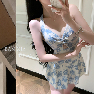 蓝花小清新高颜值保守连体泳衣女挂脖露背小胸修身显瘦温泉泳装