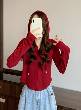 春装女2024年新款复古红色连帽长袖卫衣打底衫不规则修身短款上衣