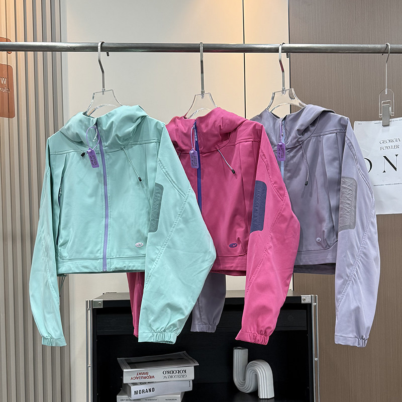 大厂订单！多巴胺撞色防泼水户外山系短款软壳冲锋衣夹克外套女春