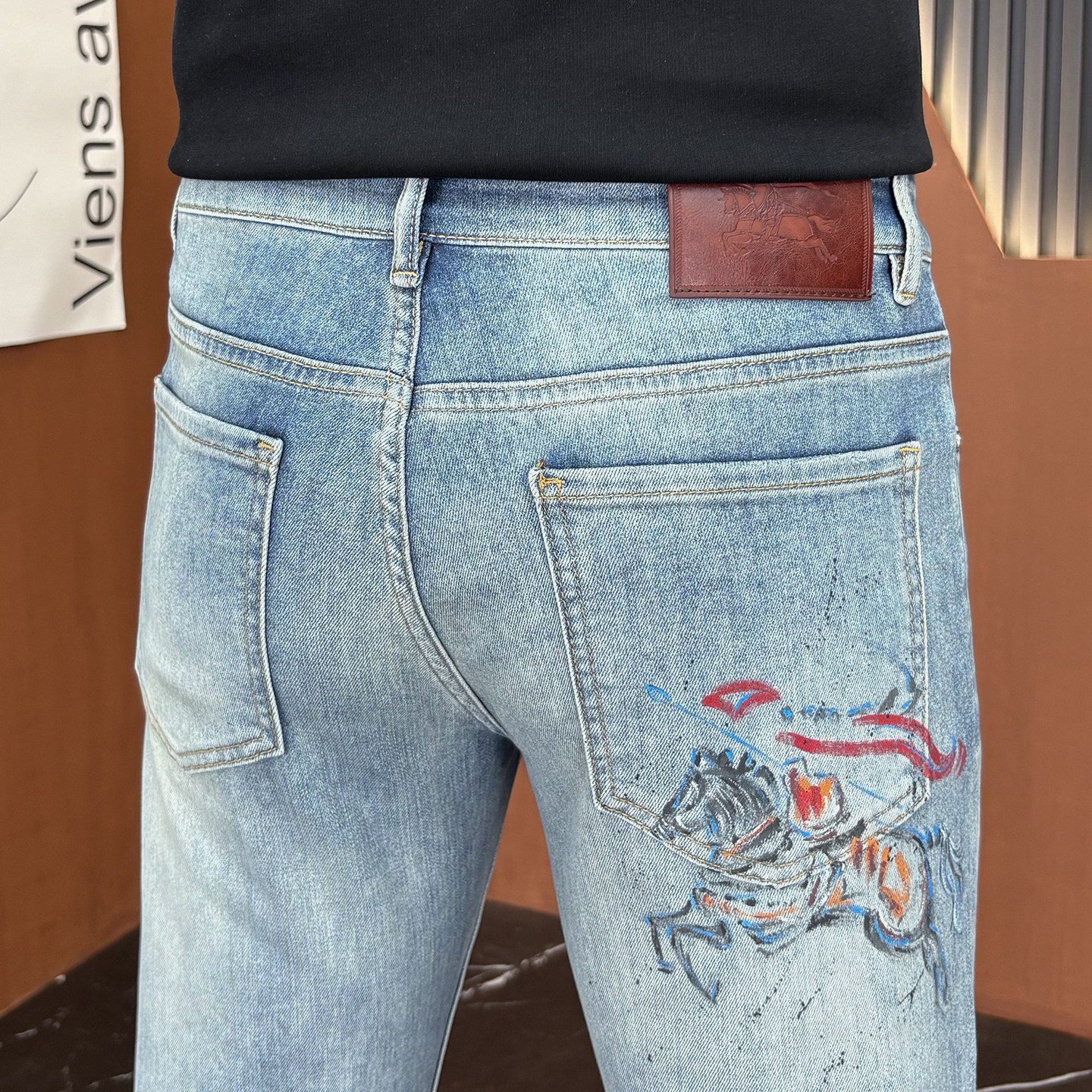 法国进口高端浅蓝色牛仔裤男2026春夏新款潮牌印花修身小直筒长裤