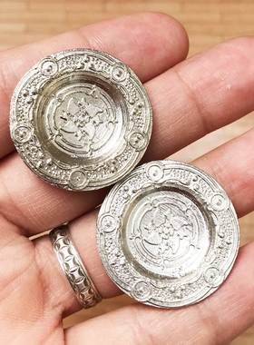 1:12迷你dollhouse模型玩具餐厅场景配件 金属雕花盘子一对刀叉勺