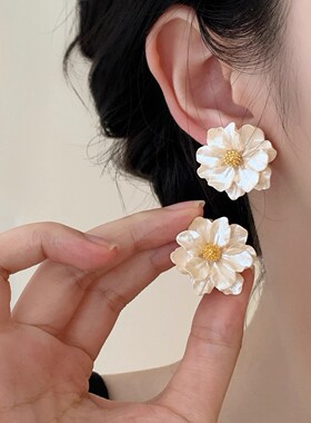 温柔风小清新山茶花耳钉女2025新款精致气质耳环日常百搭花朵耳饰