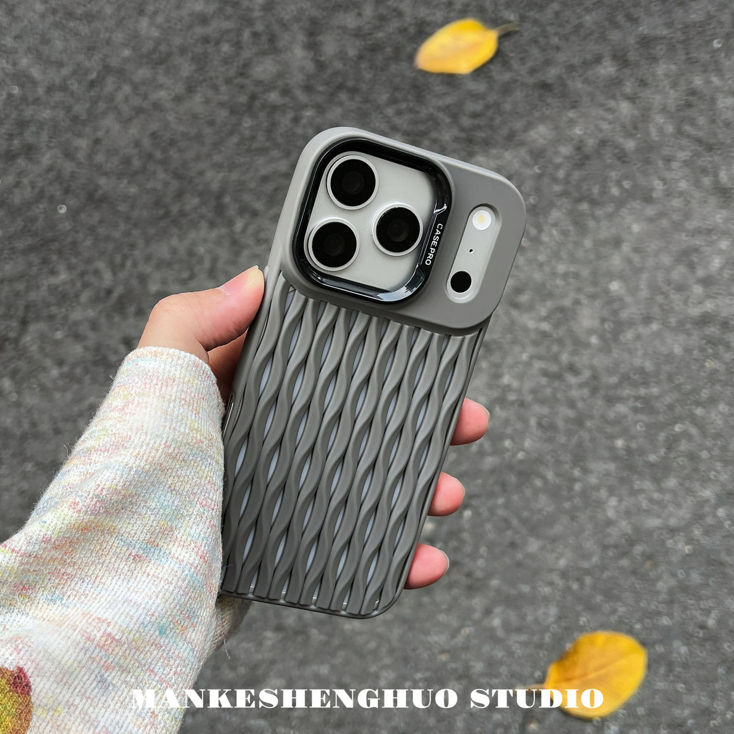 夏天钛灰色散热透气镂空条纹苹果17手机壳适用iPhone17promax简约纯色16pro小众不会撞壳15全包防摔软保护套