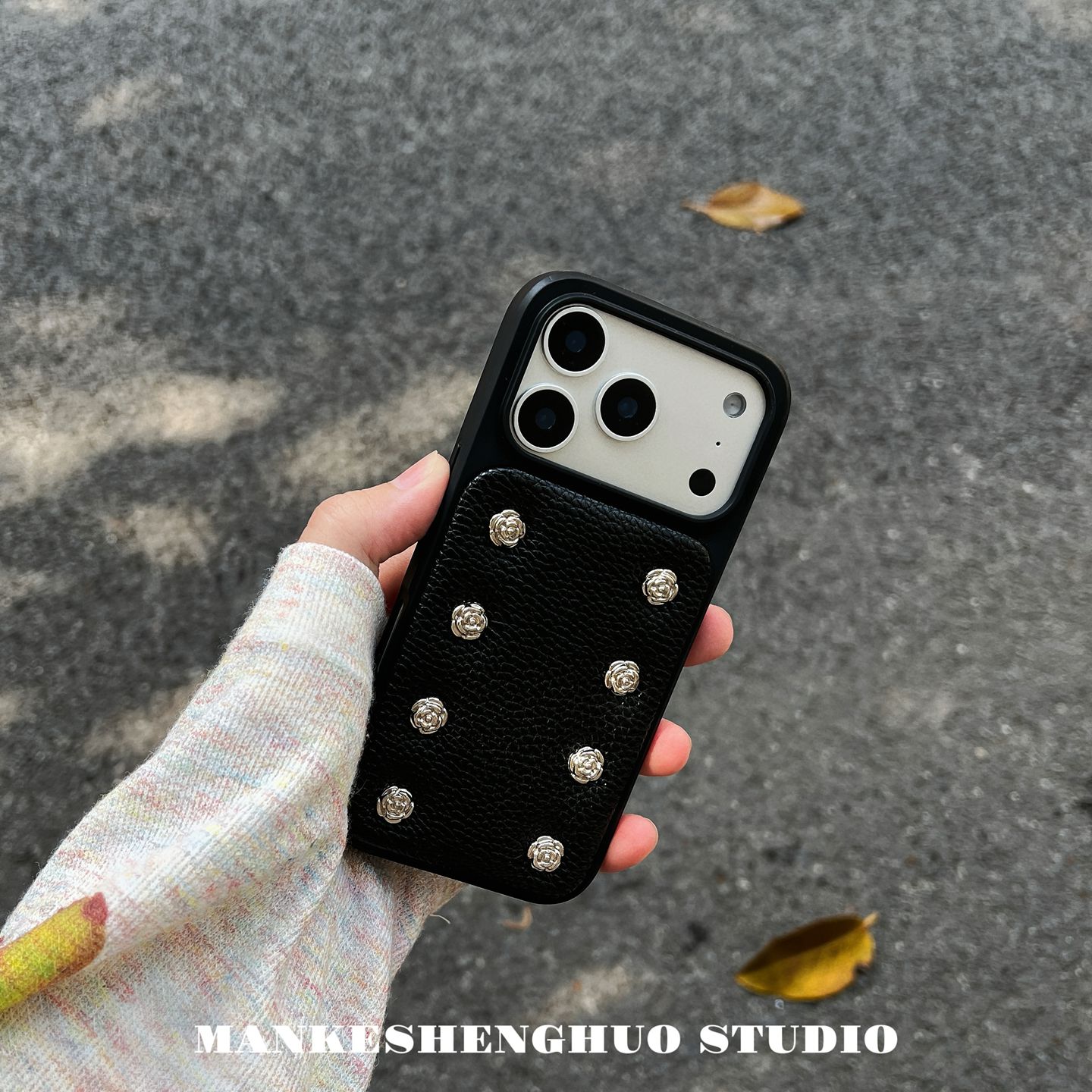 ins小众高级感简约电镀黑皮质山茶花苹果17手机壳适用iPhone16promax简约秋冬15pro巨好看女新款14全包防摔硬