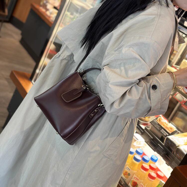 水桶包女百搭大容量2025秋冬新款真皮手提包通勤牛皮单肩斜挎包潮,箱包皮具/热销女包/男包,水桶包,淘宝优惠券,粉丝福利购,淘宝优惠卷