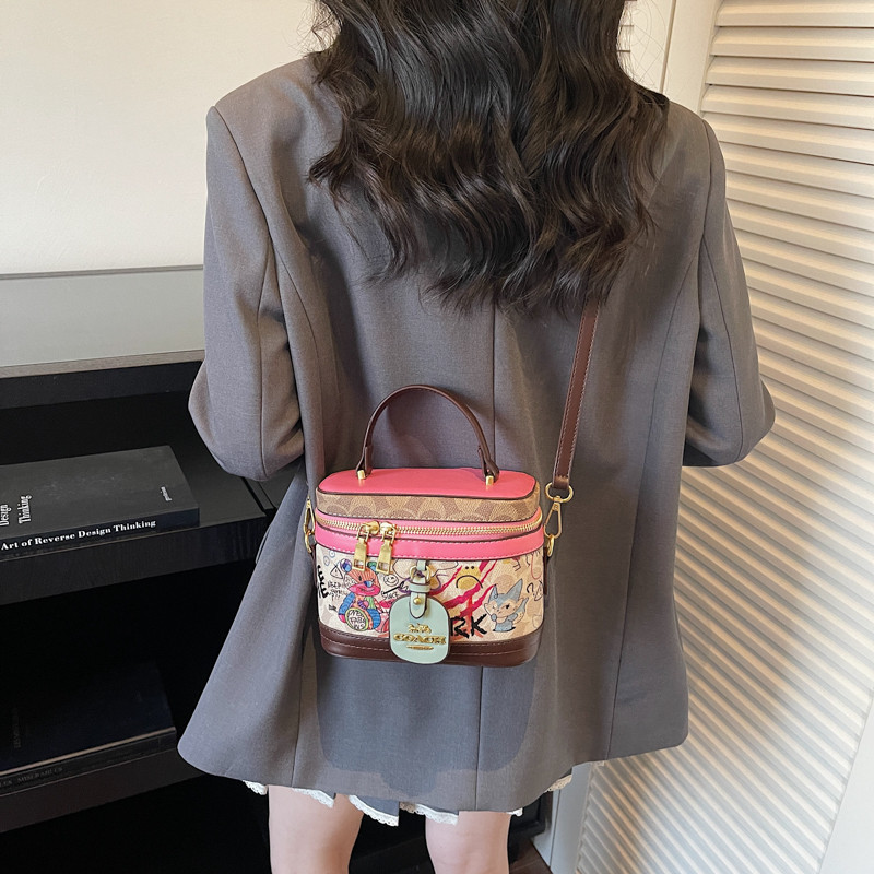 香港品牌真皮女包2026新款单肩斜挎手提包质感涂鸦小熊盒子水桶包