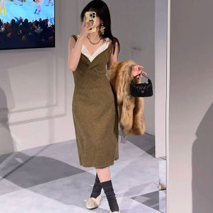 时尚 秋冬新款 V领针织吊带连衣裙气质显瘦毛衣裙女 Bazaar Trendy