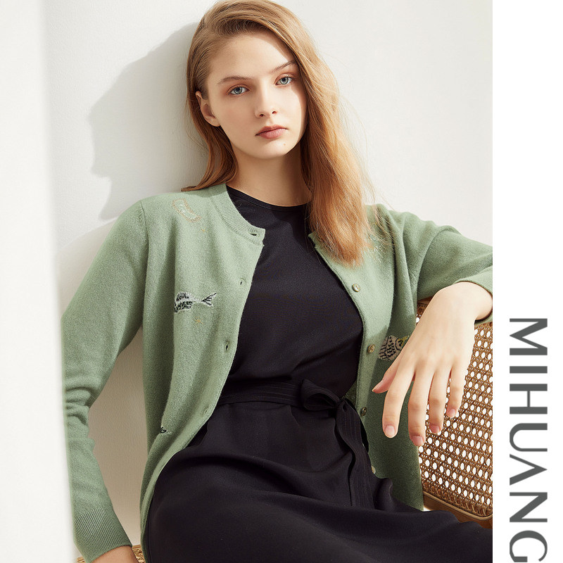 米皇秋季新款圆领短款纯羊绒外套休闲纯色绣花女士针织开衫